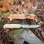 Marttiini Lynx 132 Messer mit Edelstahlklinge, Maserbirkengriff und Lederscheide